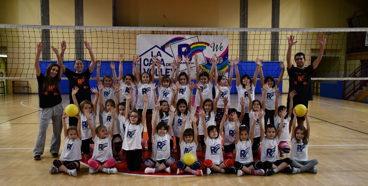 Il gruppo minivolley di Rainbow in palestra